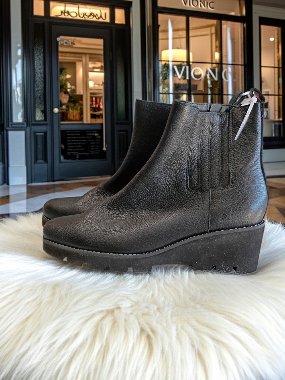 Vionic Aria 2.0 Black Leather Wedge Chelsea Ankle Boots Size 9.5